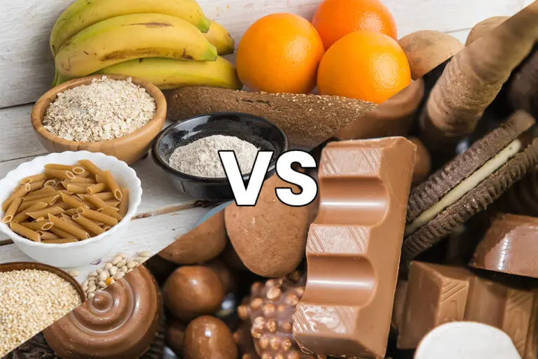Rozdělený obrázek zobrazující zdravá jídla, jako jsou banány, pomeranče a těstoviny na jedné straně a různé čokolády a sušenky na druhé, oddělené „VS“ uprostřed.